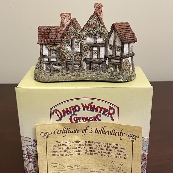 David Winter The Apothecarys Shop John Hine Ltd 1985 Hand Made/Hand Painted - Picture 1 of 3